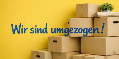 Schriftzug "Wir sind umgezogen!" mit einem Stapel Umzugskartons im Hintergrund - Bild wurde mit KI generiert